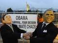 写真は、都内でレインボーブリッジ（Rainbow Bridge）と自由の女神像を背に、バラク・オバマ（Barack Obama）米大統領と鳩山由紀夫（Yukio Hatoyama）首相のマスク姿で、気候変動問題への取り組みを訴えるグリーンピースの活動家（2009年11月13日撮影）。(c)AFP/Kazuhiro NOGI