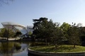 パリ（Paris）のブローニュの森（Bois de Boulogne）の森に建設された「ルイ・ヴィトン　ファウンデーション（Fondation Louis Vuitton）」の外観の一部（2014年4月10日撮影）。(c)AFP/FRANCK FIFE