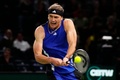 男子テニス、パリ・マスターズ、シングルス3回戦。リターンを打つアレクサンダー・ズベレフ（2024年10月31日撮影）。(c)Dimitar DILKOFF / AFP
