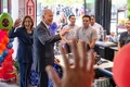 米首都ワシントンで、メキシコ料理店を訪れたジョー・バイデン大統領（中央左）とカマラ・ハリス副大統領（左端、2023年5月5日撮影）。(c)Jim WATSON / AFP
