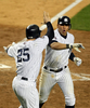 09MLBワールドシリーズ（7回戦制）、ニューヨーク・ヤンキース（%%New York Yankees%%）対フィラデルフィア・フィリーズ（%%Philadelphia Phillies%%）第6戦。試合はヤンキースが7-3で勝利し、9年ぶり27度目のワールドシリーズ制覇を果たした。写真は5回に松井秀喜（%%Hideki Matsui%%）の2点適時二塁打で本塁に生還し、マーク・テシェーラ（%%Mark Teixeira%%）とともに歓喜するヤンキースのアレックス・ロドリゲス（%%Alex Rodriguez%%）。（2009年11月4日撮影）(c)AFP/Getty Images/Al Bello