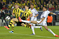 サッカー欧州チャンピオンズリーグ2012-13（UEFA Champions League 2012-13）は24日、準決勝第1戦が行われ、ボルシア・ドルトムント（Borussia Dortmund）が4-1でレアル・マドリード（Real Madrid）に勝利し、決勝進出に大きく前進した。

前半8分に先制点を挙げるボルシア・ドルトムントのロベルト・レワンドフスキ（Robert Lewandowski、2013年4月24日撮影）。(c)AFP/JOHN MACDOUGALL