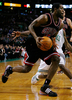09-10NBA、ボストン・セルティックス（%%Boston Celtics%%）対シカゴ・ブルズ（%%Chicago Bulls%%）。試合はブルズが96-83でセルティックスを下し、3連勝した。写真はセルティックスのローハン・ロンド（%%Rajon Rondo%%）をかわすブルズのジョン・サーモンズ（%%John Salmons%%、左）。（2010年1月14日撮影）(c)AFP/Getty Images/Elsa