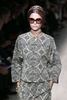 フランス・パリ市内で発表された「ヴァレンティノ（VALENTINO）」14年春夏コレクションのランウェイに登場したモデルのカーラ・デルビーニュ（Cara Delevingne、2013年10月1日撮影）。(c)AFP/PATRICK KOVARIK