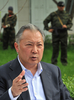 中央アジア・キルギス南部Teyitで記者会見するクルマンベク・バキエフ（Kurmanbek Bakiyev）大統領（2010年4月13日撮影）。(c)AFP/VYACHESLAV OSELEDKO