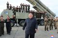 新ロケット発射機の試射を視察した、北朝鮮の金正恩朝鮮労働党委員長。朝鮮中央通信（KCNA）公開（2019年8月24日撮影、25日公開）。(c)KCNA VIA KNS / AFP