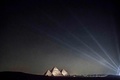 エジプト・ギザの三大ピラミッドで、同地で初となる電気バスの試験運用開始に合わせて開かれた式典でのライトアップの様子（2020年10月20日撮影）。(c)Khaled DESOUKI / AFP