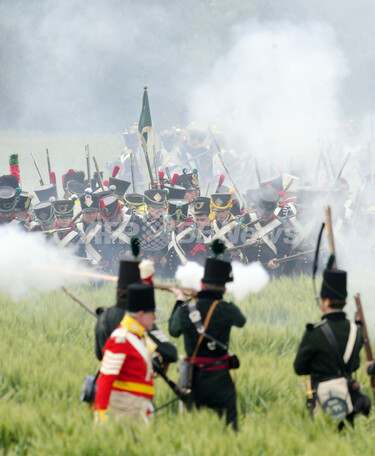 ワーテルローの戦い」を再現、歴史ファンら1200人が熱戦 写真27枚 国際