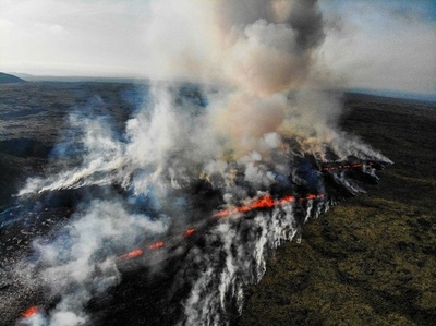 首都近郊の火山噴火 アイスランド