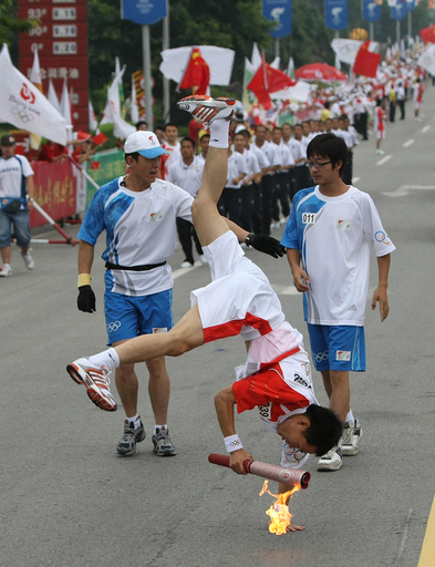 四川省で聖火リレー始まる、地震被災地を巡り北京へ