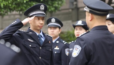 「父の仕事をたどって父のことを知りたい」 息子が亡父の警察番号を受け継ぐ 中国