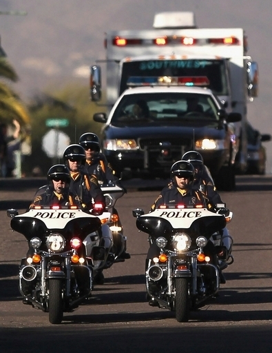 銃撃のギフォーズ議員、家族そばの病院へ 回復順調に