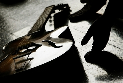 空港でギター壊され「恨み節」の歌、ユーチューブで大ヒット