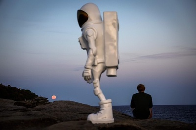 【今日の1枚】スーパームーンと宇宙飛行士? オーストラリア