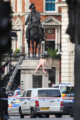 全裸男が銅像の上に3時間、英ロンドンの首相官邸近く