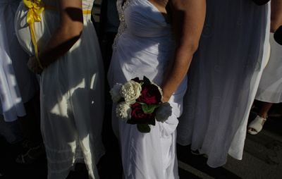 結婚式で新郎が新婦殴打、ゲームに負けて激怒 ウズベク