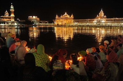 シーク教聖典採用から410年、黄金寺院がライトアップ 印