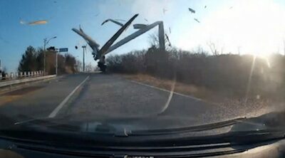 韓国の風力発電施設で80mタービンが道路に倒壊…直前で停車、運転手が間一髪