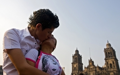 「公の場でキス」、男性逮捕を受けて教会前で「抗議のキス」デモ