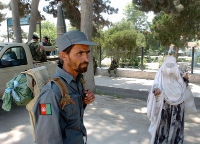 アフガニスタン、地雷除去団体の車両が襲われ5人死亡