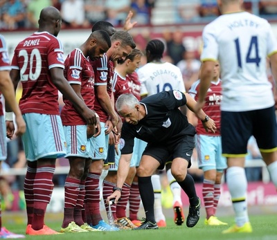 プレミアリーグ開幕！ロンドンダービーでファンがFKに乱入