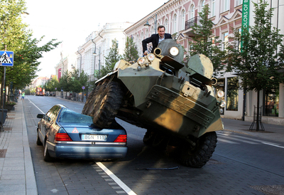 路駐ベンツを装甲車でグシャ！市長の過激なパフォーマンス