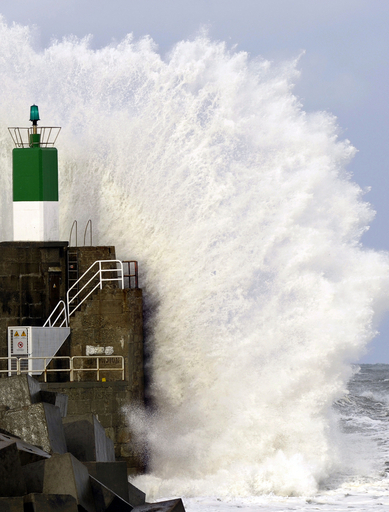 スペイン・アグアルディアの高波