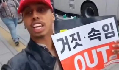 「少女像にキス」迷惑ユーチューバー、今度は韓国・保守デモへ…そこで叫んだ「中国共産党アウト！」