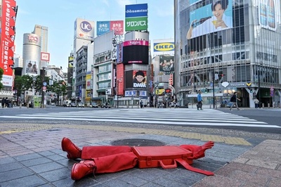 【今日の1枚】渋谷で倒れる赤のサラリーマン？ 東京