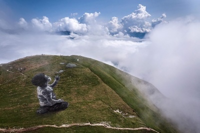 空に向かって雲を一吹き スイスの山に巨大ランドアート