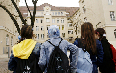 学生によるネット上の教師格付け「中傷でなければ合法」