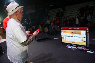 高齢者の認知症発症リスク、ゲームで低下か 研究