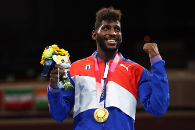 東京五輪金メダリストがプロデビュー、大差の判定勝ちで初戦飾る