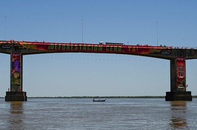  グリーンピース、橋に横断幕で森林伐採に抗議 アルゼンチン