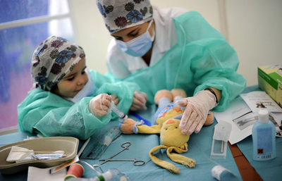 「テディベア病院」、ぬいぐるみの診察楽しむ子どもたち スイス