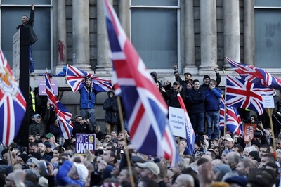 EU離脱賛成派、英独立党呼び掛けのデモに参集