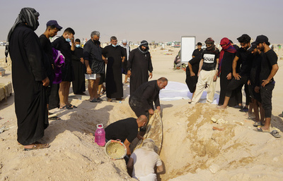 遺体掘り返す家族、コロナ死者の改葬を当局許可 イラク