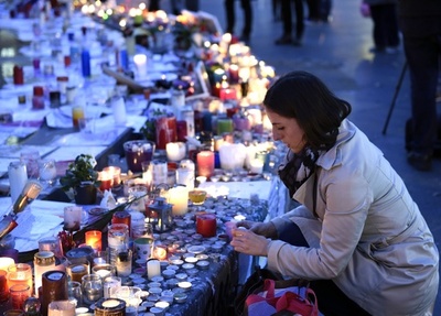 テロに震撼したパリジャン、ユーモアで心の傷癒す