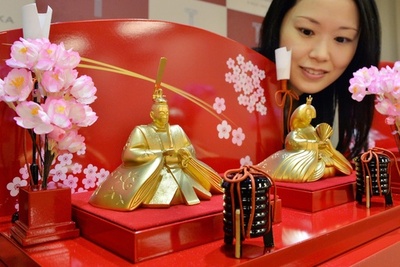 純金のひな人形を公開、東京・銀座