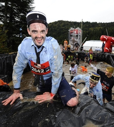 泥まみれで笑顔、仏「マディラン」で5000人が疾走