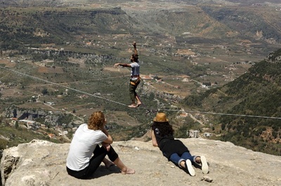 絶景の渓谷で綱渡り、レバノン