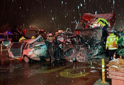 高速道路で大型トラックが車列に突っ込む、31台巻き込み15人死亡 中国