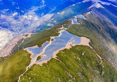 山肌を覆いつくす壮大な光景、海抜3900メートルの太陽光発電 中国・四川