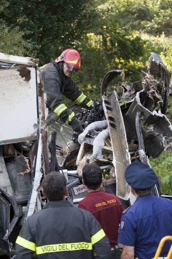 イタリア南部でバスが高速道路から転落、38人死亡