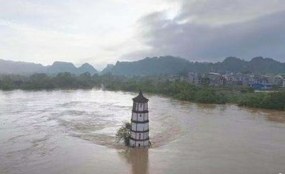 洪水の中でそびえ立つ「400歳」の斜塔=中国広西