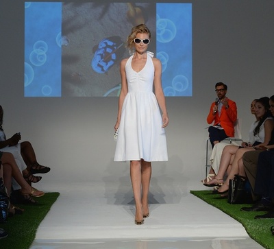 洗剤ブランドが白をテーマにしたファッションショー開催