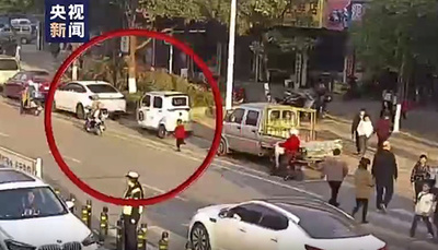 ママに忘れられた5歳児 交通警察に保護されて幼稚園に 中国