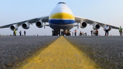 世界最大の輸送機「アントノフ225」、インドに着陸