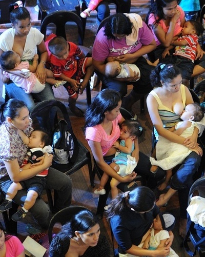 一斉授乳の世界記録に挑戦、公共での授乳の権利訴え 比