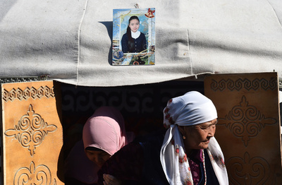 キルギスの「誘拐婚」 女子医学生刺殺事件で批判高まる